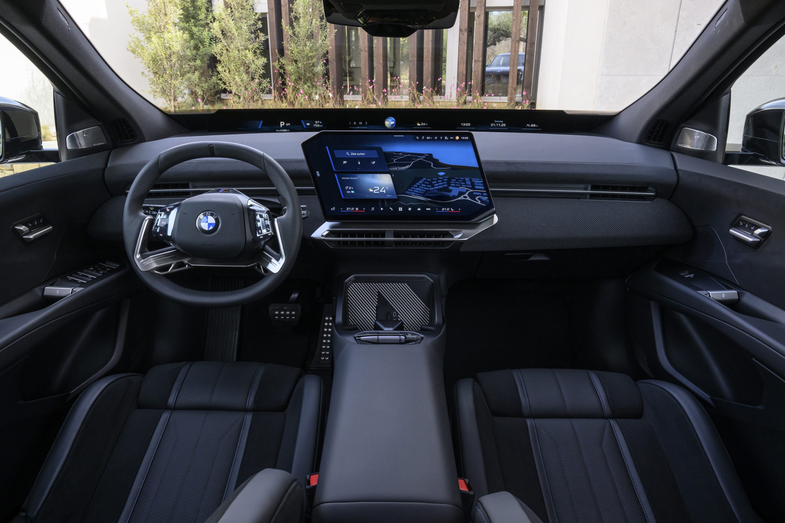 P90626808_highRes_the-new-bmw-ix3-50-x