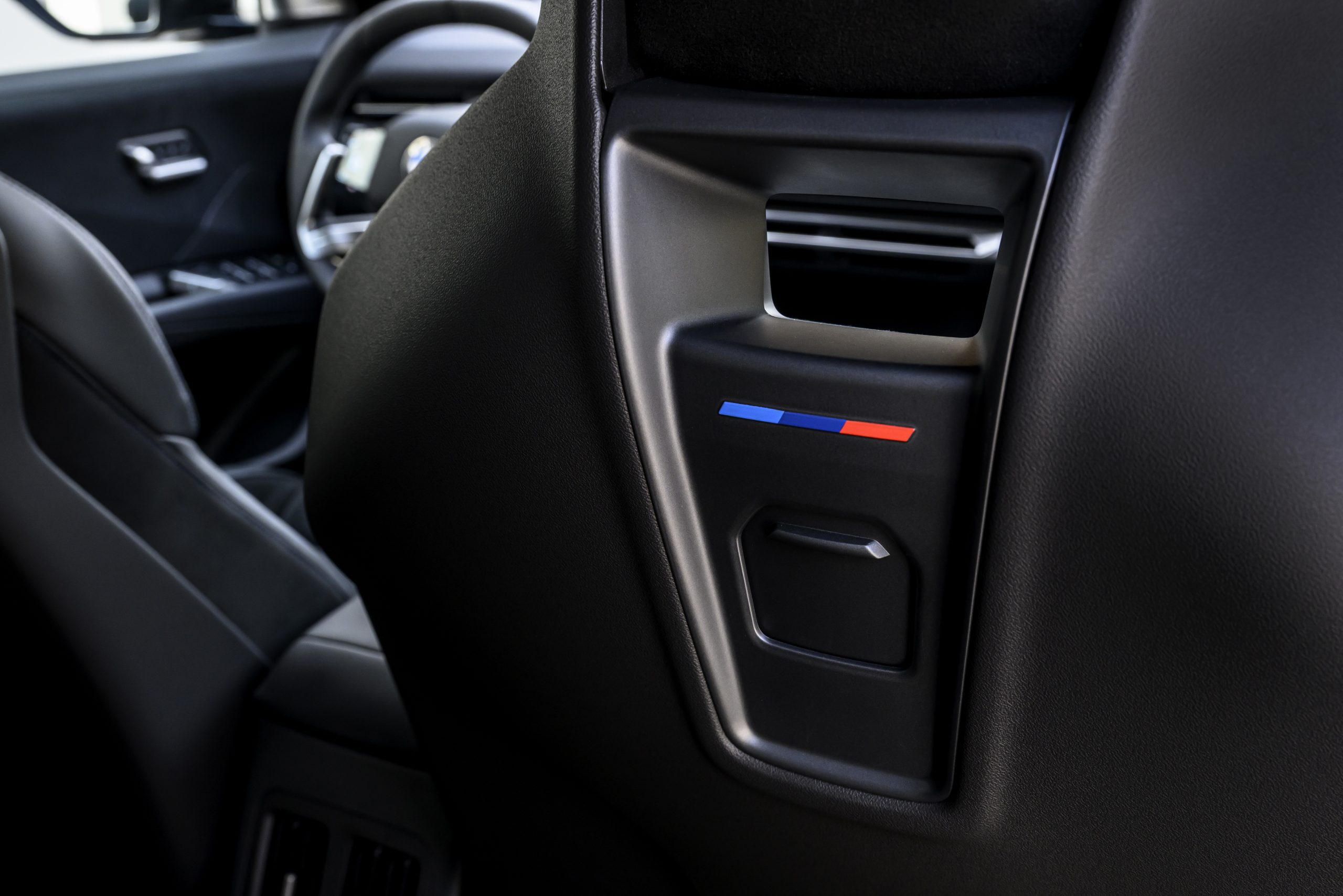 P90626823_highRes_the-new-bmw-ix3-50-x